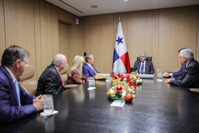 Kemp estuvo acompañado por Alec Poitevint, presidente de la Junta Directiva, y Griffith Lynch, director ejecutivo de la Autoridad Portuaria de Georgia, entidad que administra los puertos de Savannah y Brunswick.