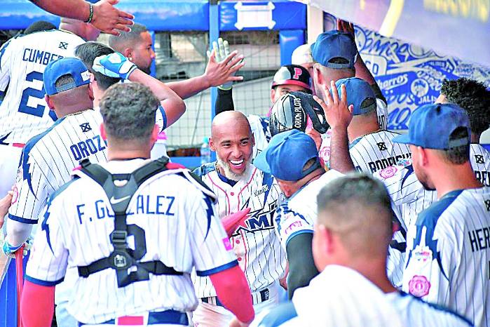 El pelotero colonense Edgar Muñoz (de frente) es uno de los más veteranos dentro de la preselección.