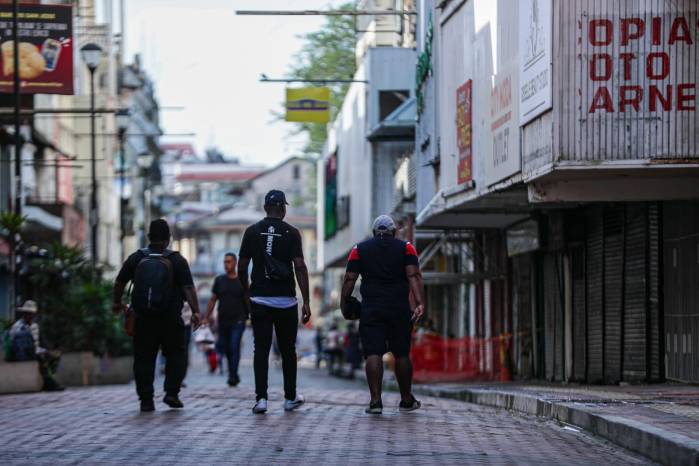 Panameños caminan la Avenida Central