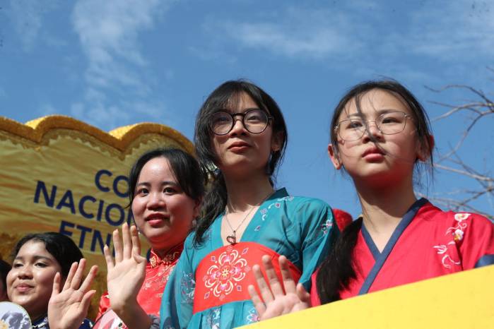 Jóvenes de la comunidad china estuvieron presentes en varias carrozas.