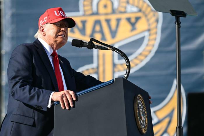Trump da un discurso durante una visita al USS Harry S. Truman con motivo de la celebración del 250 aniversario de la Marina de Estados Unidos.