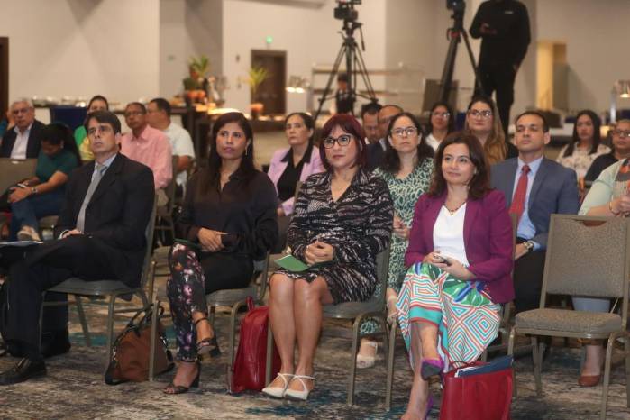 Soledad Bauza (primera a la derecha) durante la presentación del informe BIOFIN Panamá.