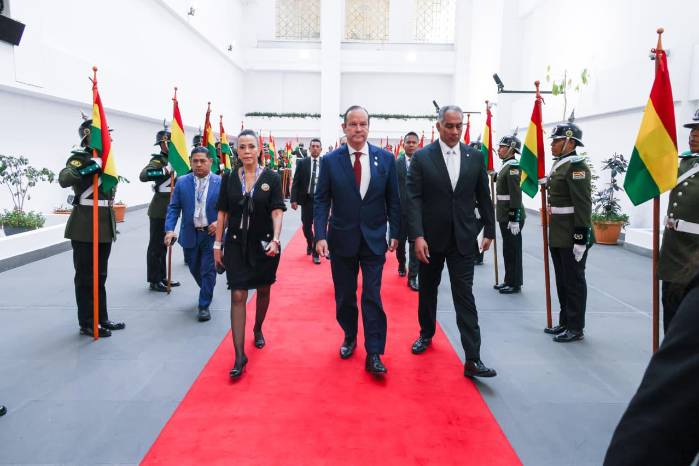 El canciller panameño Javier Martínez-Acha (centro) junto a la delegación panameña