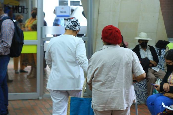 Deficiencias en los servicios de salud: mejor hablemos de refundación