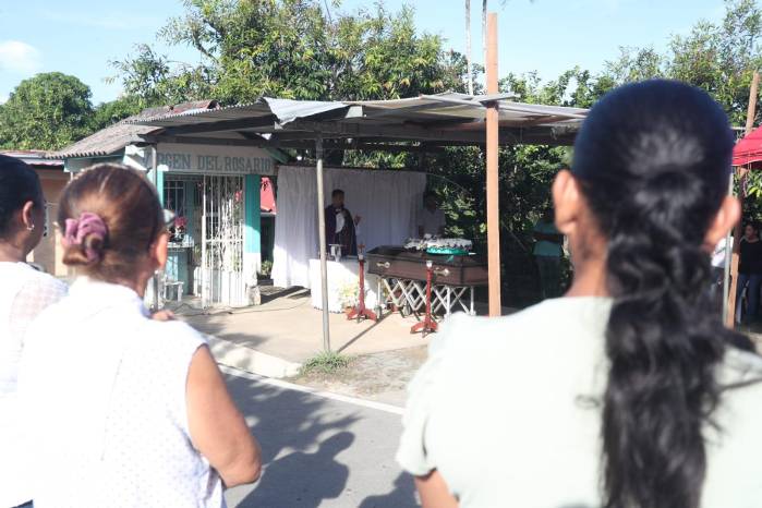 Su hijo y varios vecinos acudieron en su auxilio y ayudaron a sacarla de entre los escombros.