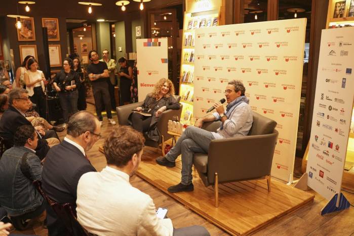 Ha obtenido el Premio Reina Sofía de Poesía Iberoamericana y el Premio Internacional Carlos Fuentes al conjunto de su obra.