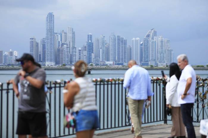 Visitantes recorriendo los alrededores del Casco Antiguo, que colinda con vista a la ciudad capital.