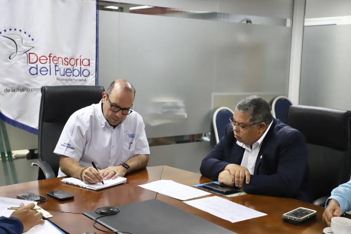 Defensor y director del IDAAN coordinan acciones ante quejas de suministro de agua potable.