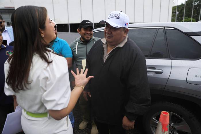 Ministra de Trabajo, Jackeline Muñoz conversa con el dirigente bananero Francisco Smith.