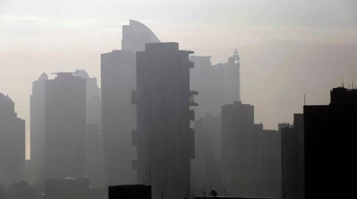 Fotografía de la espesa nube que cubrió parte de la ciudad debido a un incendio, ayer, en la ciudad de Panamá.