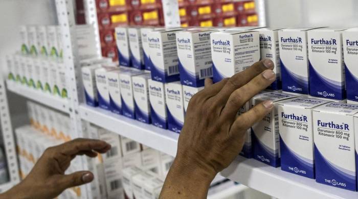Un hombre coloca medicamentos en una clínica recién inaugurada para pacientes con VIH/SIDA en Cali, Colombia.