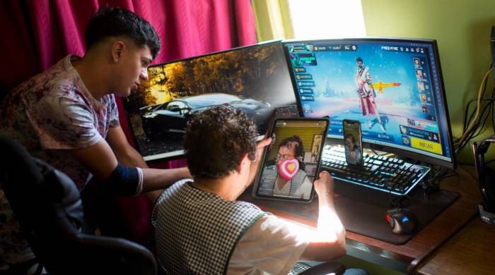 María Elena Arévalo, de 81 años, conversa con sus seguidores de las redes sociales Tik Tok, acompañada de su nieto Héctor Carrasco.