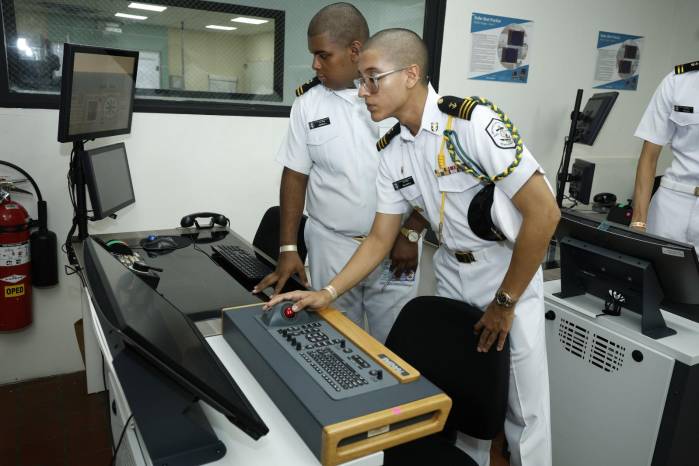 Jóvenes aspirantes conocen de cerca los simuladores de navegación de última generación en la Universidad Marítima.