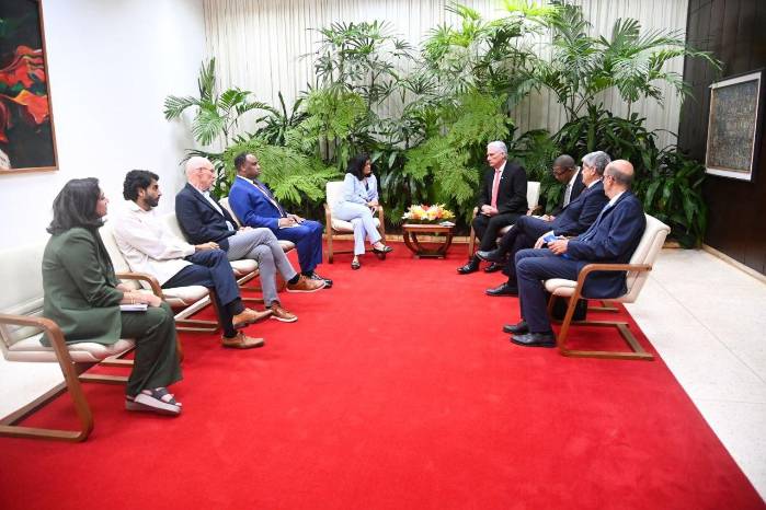 El presidente cubano Miguel Díaz-Canel, sosteniendo una reunión con los representantes de Estados Unidos durante su visita a la isla.