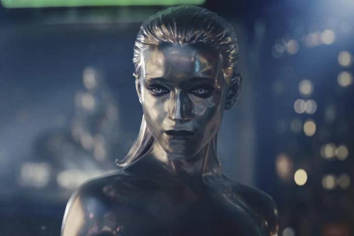 La cinta debuta a H.E.R.B.I.E, el robot ayudante de los Fantastic Four en la Torre Baxter.