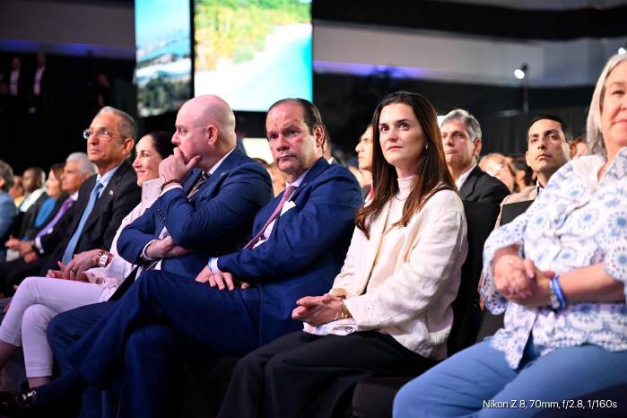 Autoridades y empresarios durante el lanzamiento.