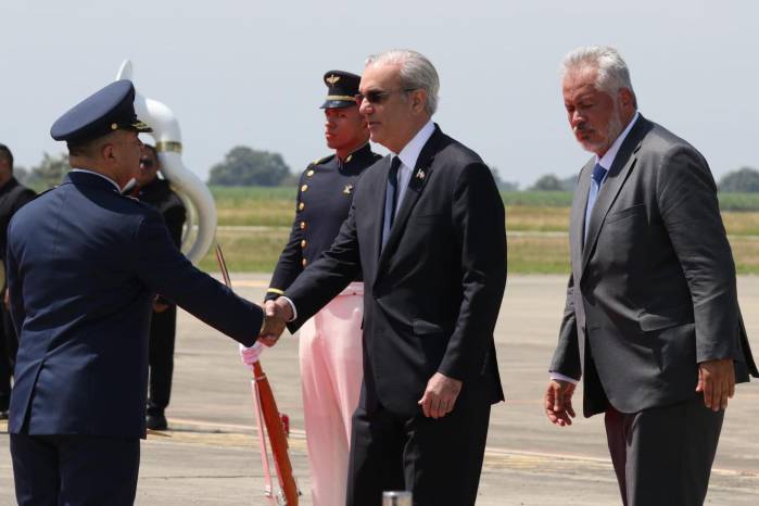 Fotografía cedida por la Alcaldía de Cali que muestra al presidente de República Dominicana, Luis Abinader (c), llegando para asistir a la investidura del presidente electo de Colombia, Abelardo de la Espriella,