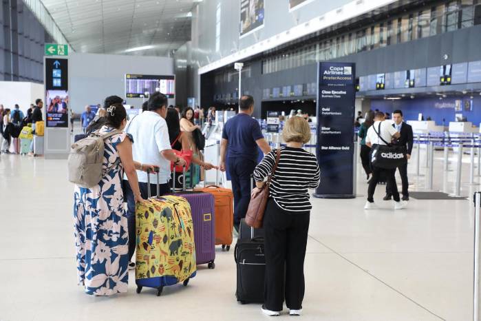 Viajeros llegan al Aeropuerto Internacional de Tocumen para abordar los distintos vuelos que se ofrecen.