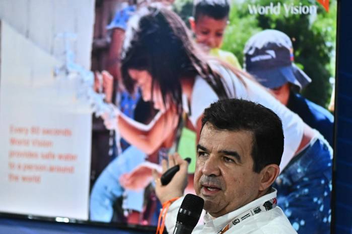 El líder regional de World Vision para América Latina y el Caribe, Joao Diniz, habla durante un panel organizado por World Vision y We Are Water este martes, en el Centro de Convenciones Hangar donde se realiza la COP30, en Belém.