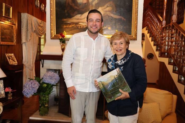 Encuentro entre el embajador estadounidense y la expresidenta.