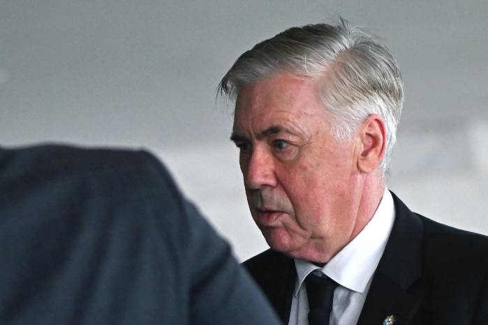 El seleccionador de Brasil, Carlo Ancelotti, llega a una reunión con el presidente de la Federación Internacional de Fútbol Asociación (FIFA), Gianni Infantino.