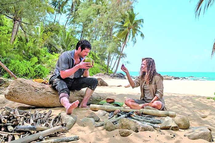 Con música de Danny Elfman, la cinta se eleva en sus contrastes de terror y suspenso.