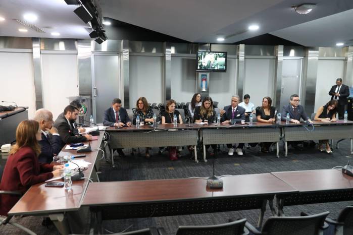 El mitin reunió a diputados y gremios en un intercambio de posturas sobre el alcance del derecho a réplica y su impacto en la libertad de prensa.