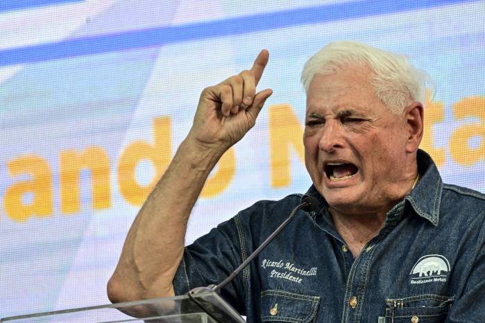 El expresidente, quien se encuentra asilado en Bogotá, Colombia, afirmó que el grupo fue abucheado al presentarse a la sede principal del colectivo.