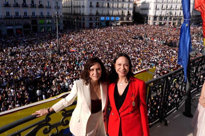 La presidenta de la Comunidad de Madrid Isabel Díaz Ayuso con la líder opositora venezolana María Corina Machado, tras recibir la Medalla de Oro de la Comunidad de Madrid.