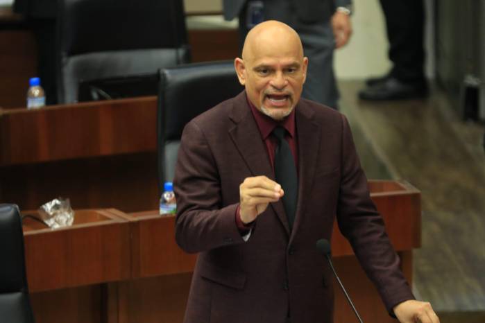 Cedeño intervinó ante el pleno de la Asamblea Nacional para defender la eliminación del artículo No. 230 del Reglamento de Régimen Interno.