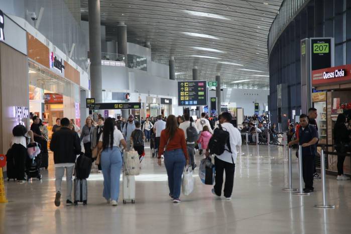 Imagen de pasajeros caminando en las intalaciones del Aeropuerto Internacional de Tocumen, S. A. (Aitsa).