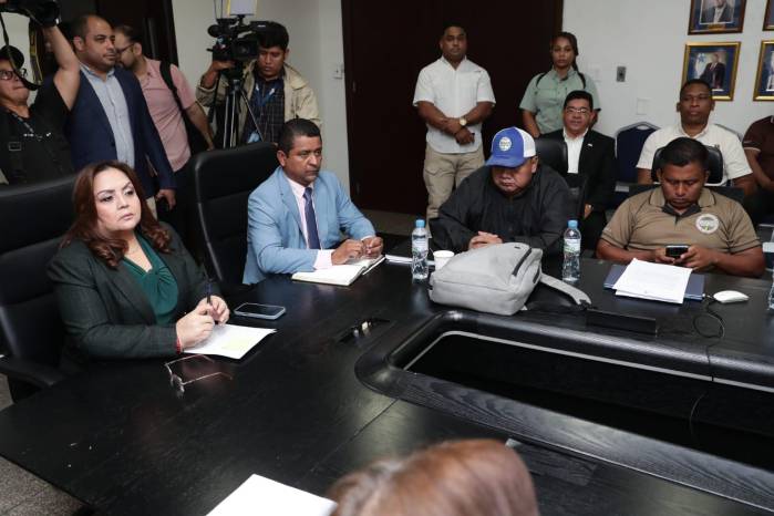 La reunión, que está encabezada por Francisco Smith, secretario general del Sitraibana, y la diputada presidenta de la Asamblea Nacional, Dana Castañeda.