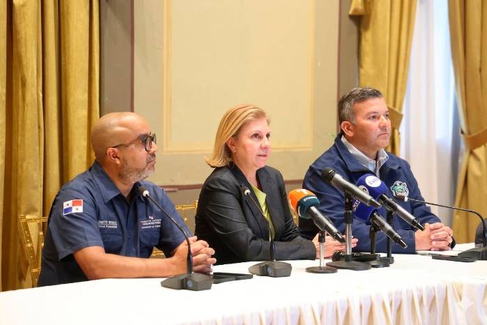 La ministra de Gobierno, Dinoska Montalvo, y el director de la Policía Nacional, Jaime Fernández, ofrecieron detalles sobre los operativos desplegados tras la fuga de 195 privados de libertad del Centro Penitenciario La Joyita.