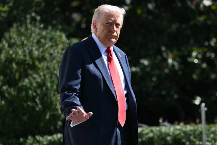 El presidente de Estados Unidos, Donald Trump, se dirige a bordo del Marine One tras partir del Jardín Sur de la Casa Blanca en Washington, D. C.