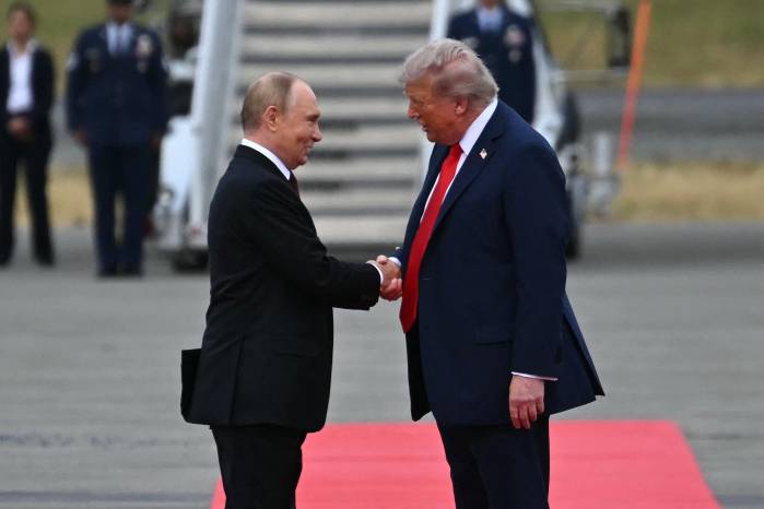 Trump recibió en la pista a su homólogo ruso Vladimir Putin.