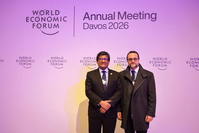 El ministro de Comercio e Industrias de Panamá, Julio Moltó (d) posa junto al ministro ecuatoriano de Producción, Comercio Exterior e Inversiones, Luis Alberto Jaramillo, tras la reunión en el foro de Davos.