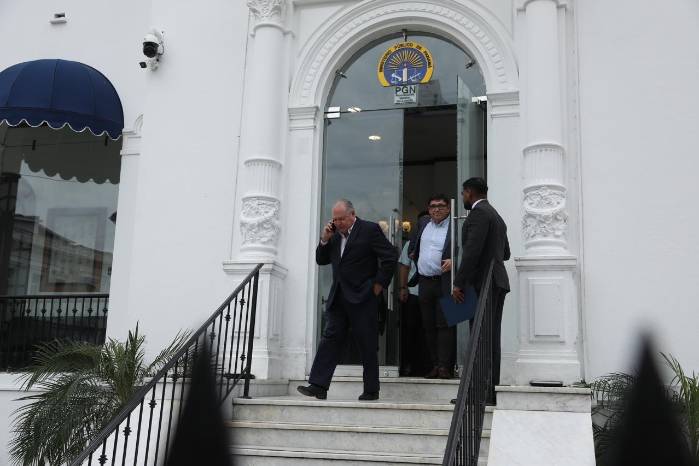 El ministro de obras públicas, José Luis Andrade, asistió al Ministerio Público para presentar una denuncia por negligencia administrativa ante el manejo del proyecto del cuarto puente de Panamá.