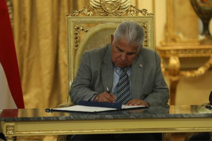 El pasado jueves Mulino compartió los detalles de su gira internacional. Horas después firmó la aprobación de la Ley 506 que activa el pago de deudas a los jubilados.