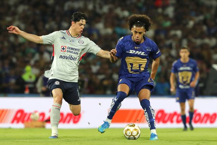 Adalberto Carrasquilla durante un partido con el Pumas.