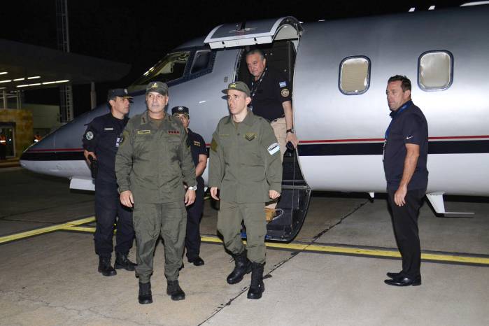 El gendarme Nahuel Gallo (c) llega al Aeropuerto Internacional de Ezeiza en la madrugada de este lunes, tras ser liberado el día anterior en Venezuela. Gallo permanecía detenido en Venezuela desde el 8 de diciembre de 2024. EFE/Ministerio de seguridad Argentina SOLO USO EDITORIAL/SOLO DISPONIBLE PARA ILUSTRAR LA NOTICIA QUE ACOMPAÑA (CRÉDITO OBLIGATORIO)
