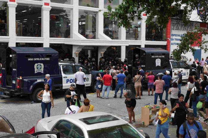 Fallas en ofertas: El comercio omitió detallar la cantidad de unidades disponibles en sus promociones. Funcionarios de la Acodeco revisan el etiquetado de precios en los anaqueles de Wow Depot.