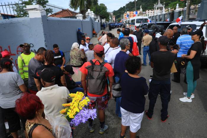 Personas reealizan fila para ingresar al Cementerio de Amador.