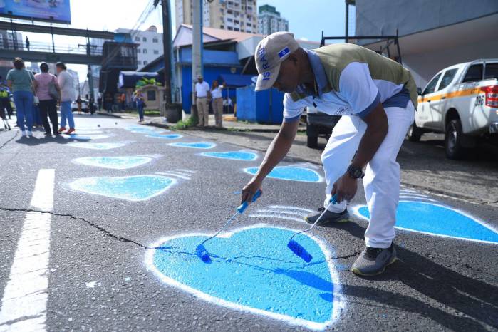 Los asistentes participaron en la tradicional jornada de “Corazones azules” en el lugar del accidente.