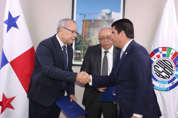 Ministro de Asuntos del Canal y Secretario de Metas, Jose Ramón Icaza formalizando el acuerdo.