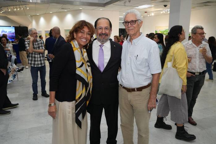 Olga Sinclair y Brooke Alfaro tuvieron el honor de develar la obra donada a la colección del banco Las palabras de honor estuvieron a cargo de Javier Carrizo, gerente general de la institución.