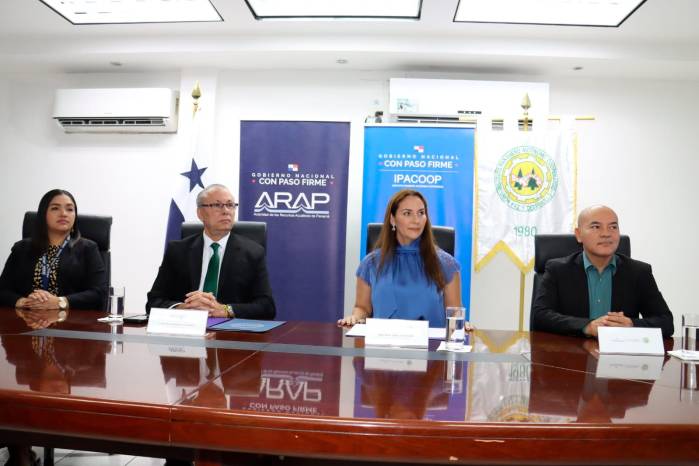 Eduardo Carrasquilla, ARAP (centro Izq.) y Erika Vargas de González, Ipacoop (centro Der.)