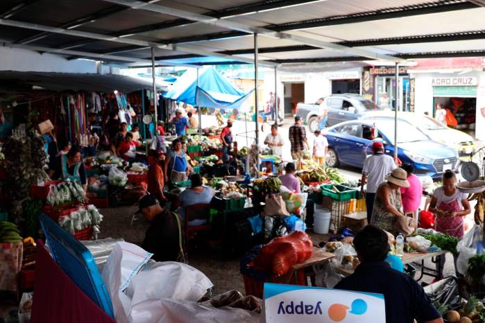 Los comerciantes del mercado público de Penonomé buscan alternativas para mantener sus ventas mientras esperan información sobre la reapertura del edificio.