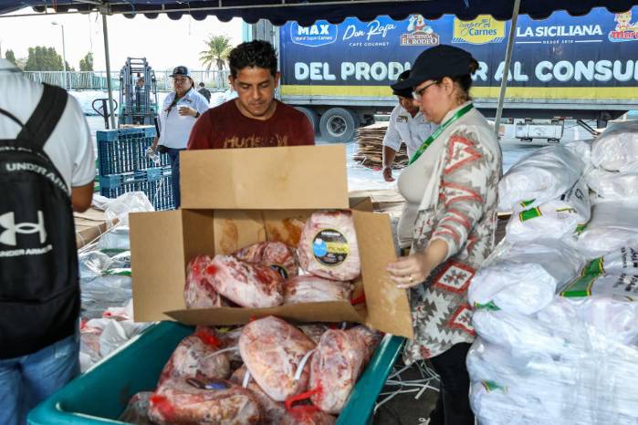 Trabajadores del IMA en una de las últimas ferias que realizó la entidad para vender jamones navideño.