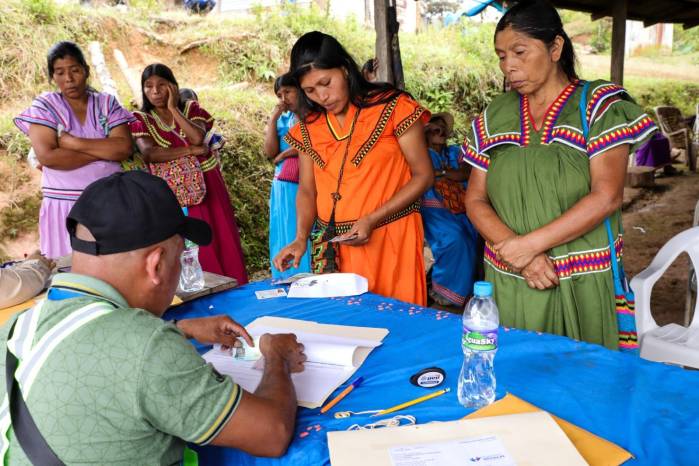 Panameños de la comarca Ngäbe Buglé retirando sus cheques de la ayuda social que entrega el Ministerio de Desarrollo Social.