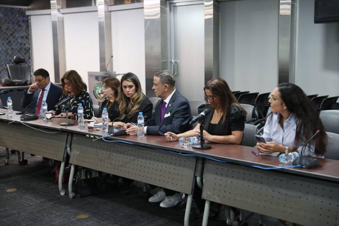 Representantes de medios y organizaciones del sector expresaron su rechazo a modificar la ley vigente y pidieron retirar el proyecto sobre derecho a réplica.